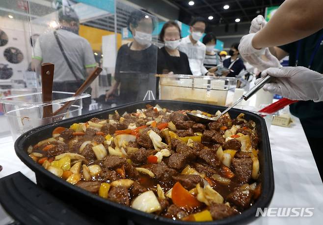 [서울=뉴시스] 시민들이 콩고기 시식을 위해 줄 서 있다. (사진=뉴시스 DB). photo@newsis.com