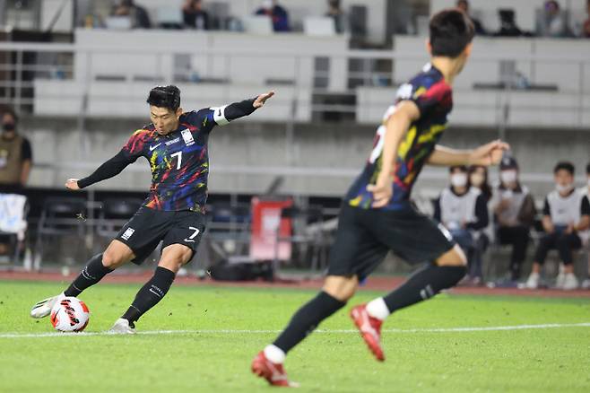 프리킥골로 2 대 2 동점을 만든 손흥민. 연합뉴스