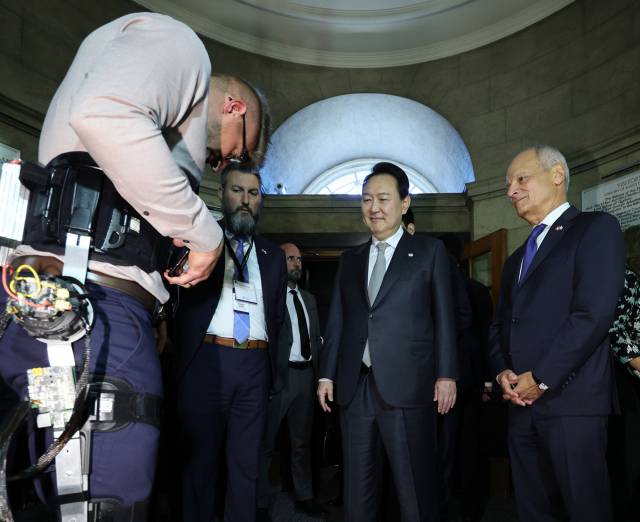 ▲윤석열 대통령이 22일(현지시간) 캐나다 토톤토대학교에서 열린 인공지능 전문가 간담회에 앞서 웨어러블 로봇 시연을 지켜보고 있다. ⓒ연합뉴스