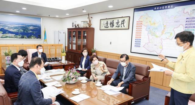 ▲창원특례시의회 김이근 의장, 문순규 부의장을 비롯한 5개 상임위원장들이 참석한 가운데 열린 긴급의장단 회의에 김종필 창원시 김종필 복지여성보건국장(민방위복장)이 나서 중간 조사결과와 후속대책에 대한 브리핑을 하고 있다. ⓒ창원시의회 총무담당 손병윤 주무관