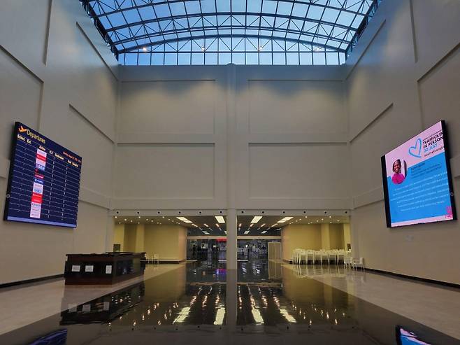 LED 모니터가 구축된 우간다 엔테베 국제공항 내부 모습 ⓒ코이카 제공