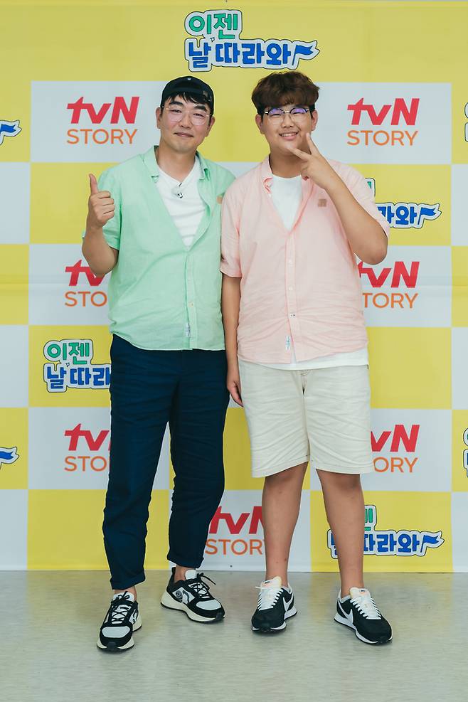이종혁-이준수 부자가 23일 녹화중계 형식으로 공개된 tvN STORY 예능 ‘이젠 날 따라와’ 제작발표회에서 포즈를 취하고 있다. 사진 tvN