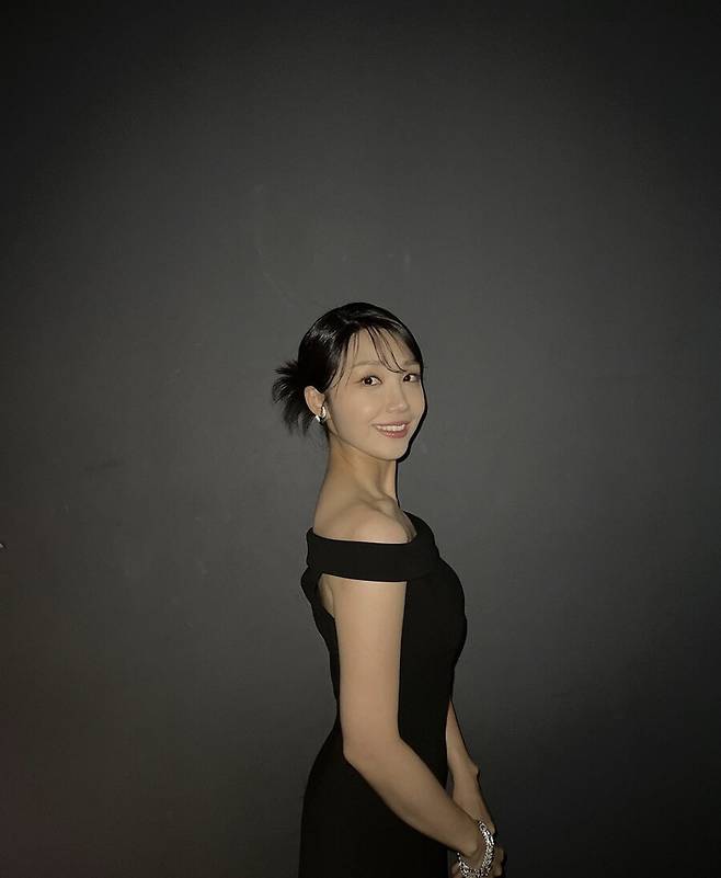 Singer and actor Jung Eun-ji showed off her elegant figure in a black dress.Jung Eun-ji posted four photos of her dress on her instagram on the 23rd with a hashtag called Seoul Drama Awards 2022.In the public photos, Jung Eun-ji smiled in a black dress and looked at a look of a dour face.The off-shoulder dress accentuated Jung Eun-jis pretty shoulder line and collarbone, with a veily sleek jawline that boasts a more watery beauty.Kim Nam-joo and Park Chan-long, who saw this, responded that they were Oh, pretty and too pretty.Jung Eun-ji was in charge of the 17th Seoul Drama Awards with Joo Sang-wook on the 22nd, and he continues his acting career through the TVN drama blind.