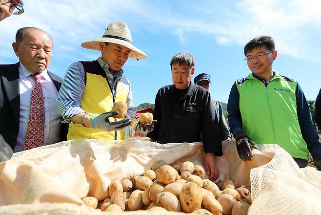 김진태 강원 지사가 23일 정선군 임계면을 찾아 농가의 애로 사항을 청취하고 있다. [강원도 제공·재판매 및 DB 금지]