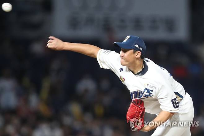 NC 이용찬 '퇴근 투' (창원=연합뉴스) 김동민 기자 = 23일 경남 창원NC파크에서 열린 프로야구 '2022 신한은행 쏠(SOL) KBO 리그' NC 다이노스와 KIA 타이거즈 경기. 8회 초 NC 마무리 투수 이용찬이 역투하고 있다. 2022.9.23 image@yna.co.kr