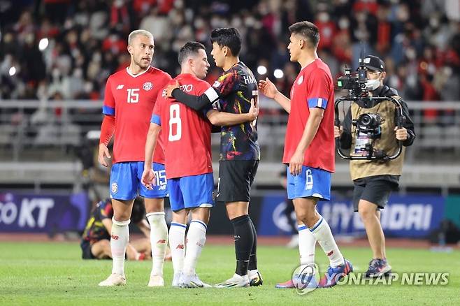 코스타리카 선수들과 인사나누는 손흥민 (고양=연합뉴스) 서대연 기자 = 23일 고양종합운동장에서 열린 한국과 코스타리카 축구 대표팀 평가전에서 2-2 동점으로 경기를 마무리한 한국 손흥민이 코스타리카 선수들과 인사하고 있다. 2022.9.23 dwise@yna.co.kr