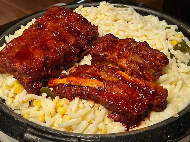 지난 17일 서울 중구 명동에 위치한 한 치즈 등갈비 가게를 직접 찾았다. (사진=송혜수 기자)