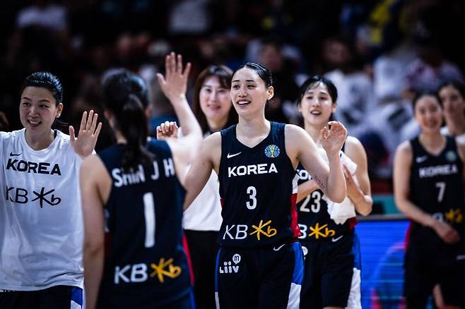 한국 여자농구 대표팀 에이스 강이슬(3번)을 비롯해 선수들이 보스니아를 이긴 뒤 기뻐하고 있다. 사진=FIBA
