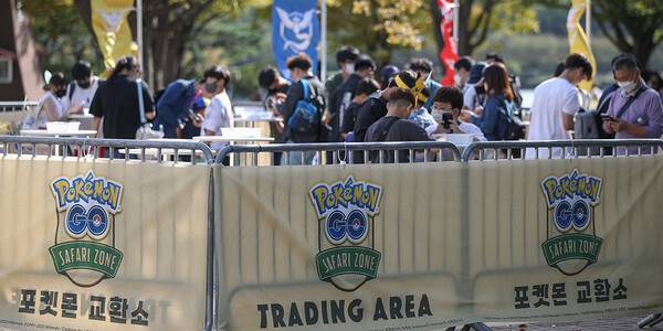 참가자들이 포켓몬 교환소에 모여 상대방과 포켓몬을 교환하고 있다.