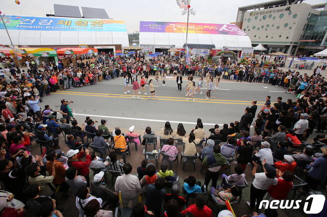 관람객들이 금산인삼축제 기간 중 펼쳐지고 있는 공연을 바라보고 있다.