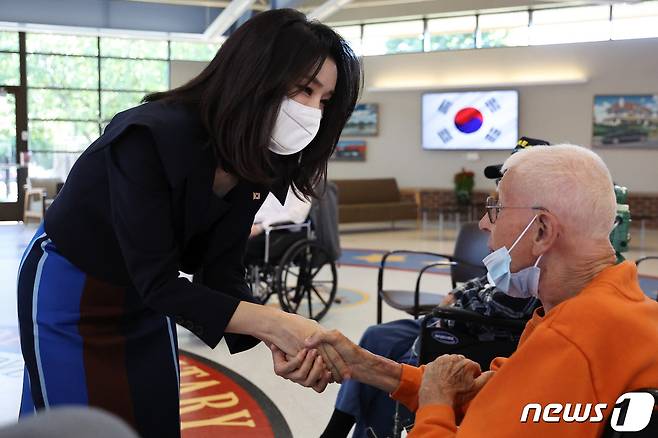 대통령실이 24일 영국·미국·캐나다 순방 기간 김건희 여사의 활동을 담은 사진들을 공개했다. 사진은 미국 뉴저지주 참전용사의 집에서 노병과 악수하는 김건희 여사. (대통령실 제공) 2022.9.24/뉴스1 ⓒ News1 오대일 기자