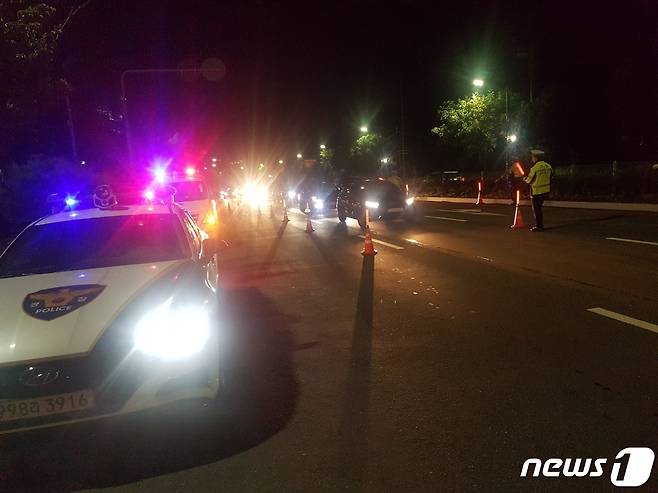 경찰이 23일 경남 창원시 마산회원구 회성동 한 도로에서 음주운전 단속을 하고 있다.(경남경찰청 제공)