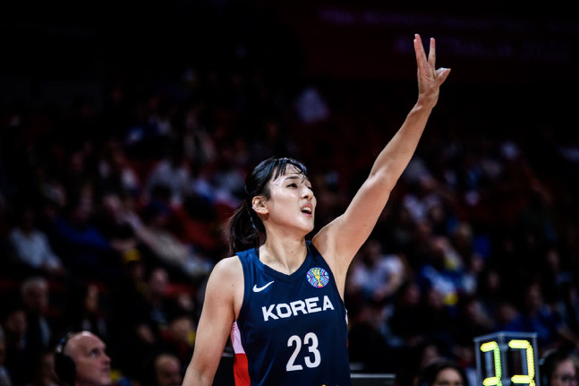 김단비가 24(한국시간) 호주 시드니에서 열린 2022 FIBA 여자농구 월드컵 A조 조별리그 3차전 보스니아 헤르체고비나전에서 패턴을 지시하고 있다. 사진제공 | FIBA