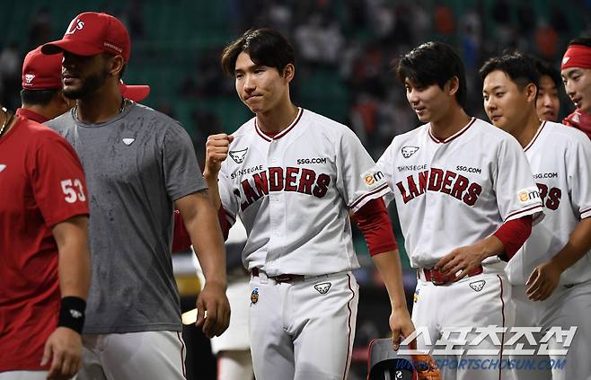 2022 KBO리그 SSG 랜더스와 한화 이글스의 경기가 22일 인천 SSG랜더스필드에서 열렸다. 경기에서 승리한 SSG 선수들이 기뻐하고 있다. 인천=박재만 기자 pjm@sportschosun.com/2022.09.22/