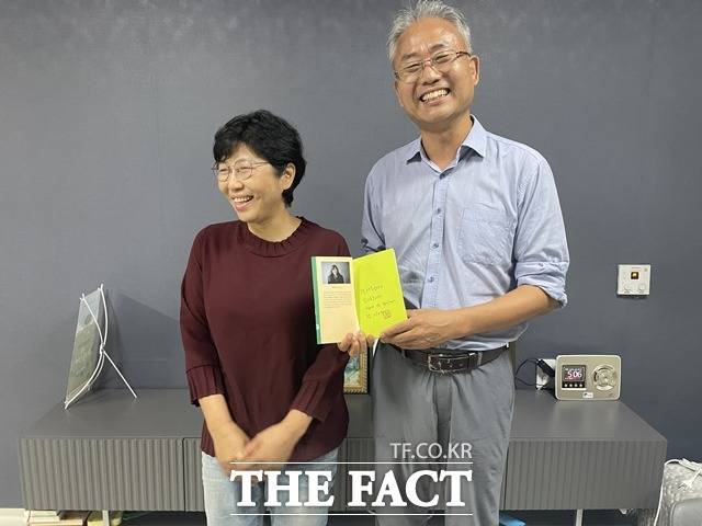 정지아 작가는 '아버지의 해방일지'를 이야기 하며 맘껏 말하고, 웃고, 떠들고 함께 했다. 오른쪽은 정재욱 지리산 사람들 운영위원이다./지리산 =김도우 기자