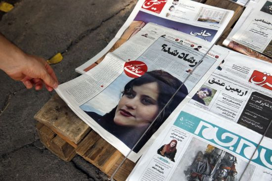 '히잡 안 써 체포된 여성 의문사' 사건 보도하는 이란 일간지 [이미지출처=연합뉴스]