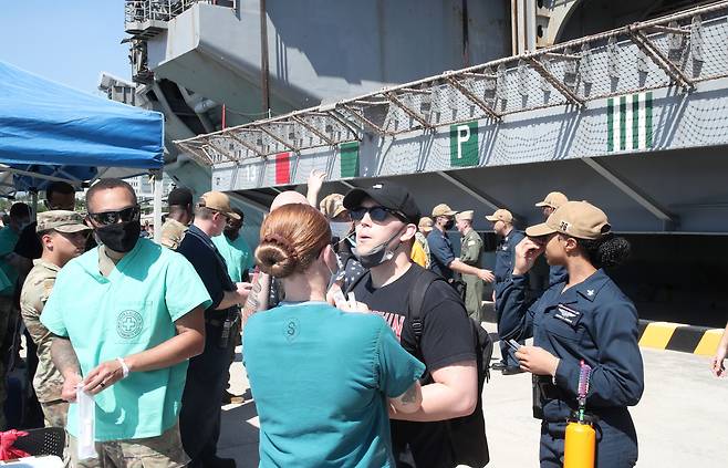 23일 오전 부산 남구 해군작전사령부에 '미해군의 핵추진 항공모함 로널드 레이건함(CVN-76)'이 정박한 가운데 승조원이 코로나19 검사를 받고 있다. 2022.9.23/뉴스1