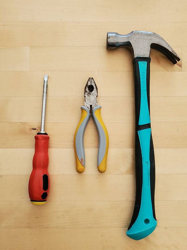 왼쪽부터 수동 드라이버, 펜치, 장도리.