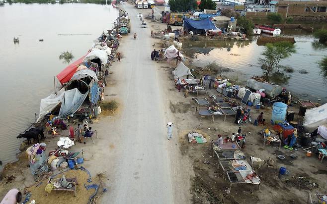 이달 파키스탄 남서부 발루치스탄주 자파라바드에서 홍수로 집을 잃은 주민들이 도로변에서 생활하고 있다. /연합뉴스