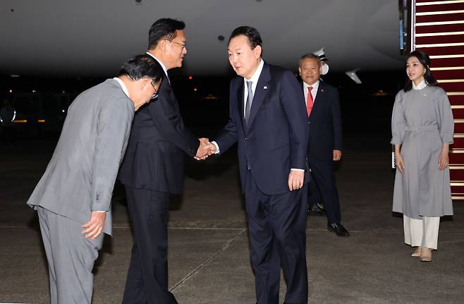 윤석열 대통령과 김건희 여사가 24일 오후 영국·미국·캐나다 순방을 마치고 성남 서울공항에 도착해 국민의힘 정진석 비상대책위원장, 주호영 원내대표와 인사하고 있다. /연합뉴스