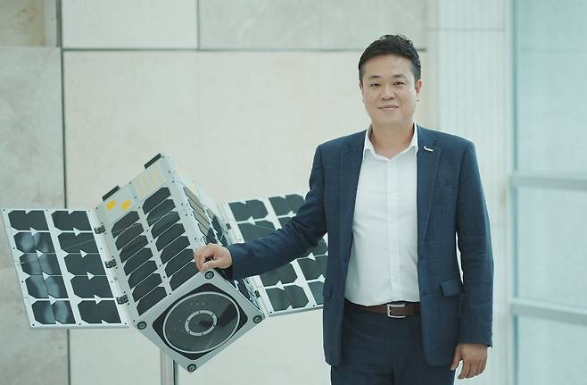 이성희 컨텍 대표가 대전 과학기술연합대학원대학교(UST)에서 조선비즈와의 인터뷰를 마친 뒤 위성 모형 앞에서 포즈를 취하고 있다. /컨텍 제공