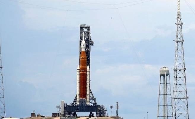 미국 플로리다주 케이프커내버럴 케네디우주센터 39B 발사대에 아르테미스 미션 1 로켓이 기립해 있다.ⓒ뉴시스
