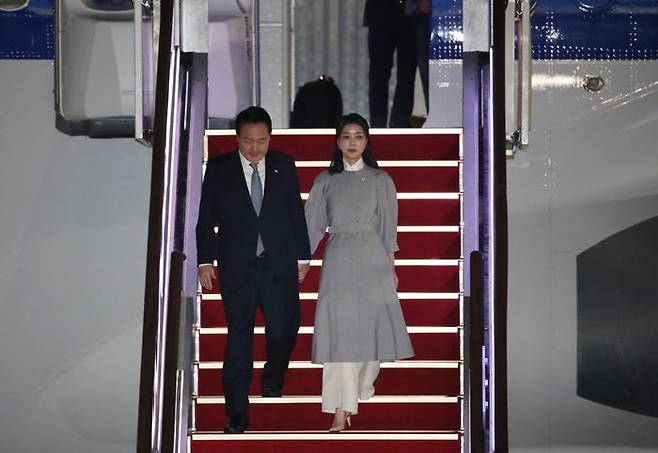 윤석열 대통령과 김건희 여사가 24일 경기도 성남 서울공항에서 영국·미국·캐나다 장기출장을 마치고 귀국하고 있다. ⓒ데일리안 김민호 기자