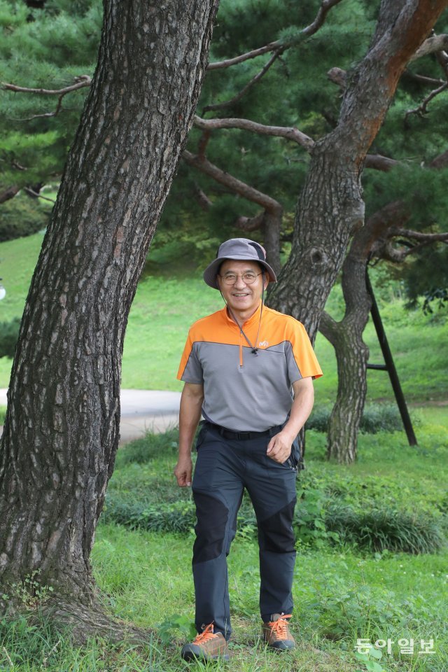 이재희 국제영어대학원대 총장이 학교 옆 서울 올림픽공원 몽촌토성길을 걷고 있다. 그는 20대 말부터 등산을 시작해 평생 건강하게 살고 있다. 이훈구 기자 ufo@donga.com