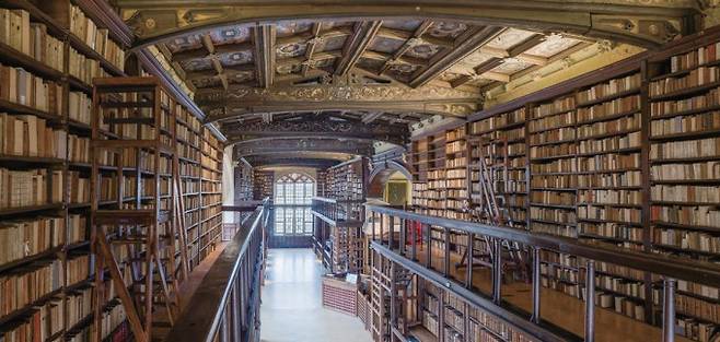 옥스퍼드대에는 1602년에 설립된 영국에서 두 번째로 큰 도서관이 있다. 바로 ‘보들리안 도서관’. 이 도서관은 법적으로 영국에서 출판되는 모든 출판물의 복사본이 보관돼야 하 는 6개의 법적 지정 도서관 중 하나다. 위키피디아 제공