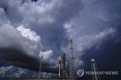 케네디우주센터 39B 발사장에 세워진 아르테미스Ⅰ로켓[AP 연합뉴스]