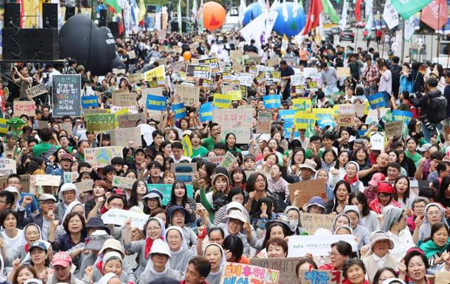 2019년 9월 21일 서울 종각역 일대에서 기후위기비상행동 참가자들이 기후위기 대응책을 촉구하고 있다. 기후위기비상행동 제공