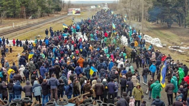 3월 3일 우크라이나 자포리자 원전 인근 주민들이 원전을 지키기 위해 몸으로 장벽을 쌓아 러시아군을 막고 있다. 드미트로 쿨레바 우크라이나 외무장관 트위터