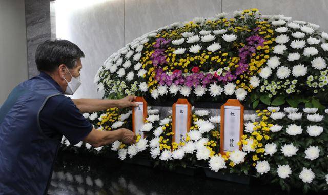 지난달 24일 병환과 생활고를 견디다 못해 생을 마감한 수원 세 모녀의 빈소가 마련된 경기 수원시 수원중앙병원 장례식장에서 관계자가 빈소를 차리고 있다. 뉴스1