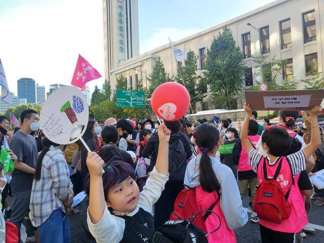 24일 오후 사단법인전국지역아동협의회 서울특별시협의회 소속 학생들이 피켓을 들고 924기후정의행진에 참가하고 있다. 강지수 기자