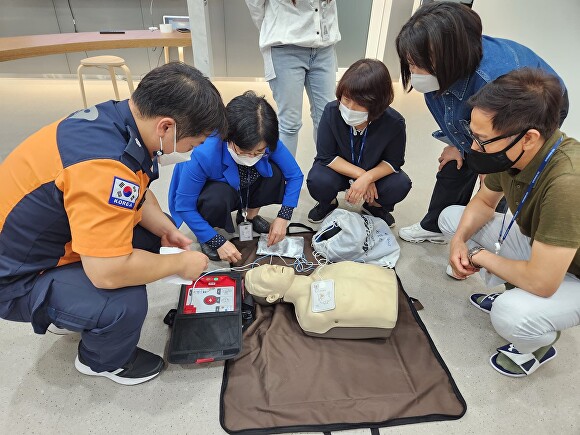 지난 23일 경기도청 열린민원실 전직원이 심폐소생술 교육훈련 실시하고 있다. [사진=경기도청]