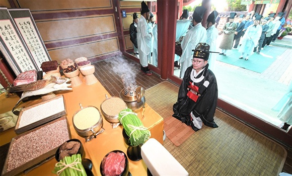 오산시 김능식 부시장이 초헌관으로 석전대제를 봉행하고 있다. [사진=오산시청]