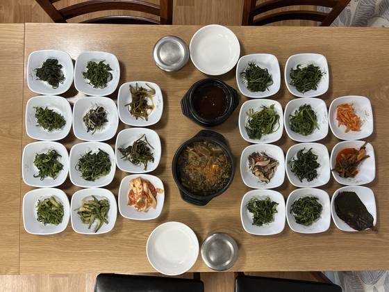산채 정식에는 18~22가지 나물 반찬과 찌개가 나온다. [사진 이택희]