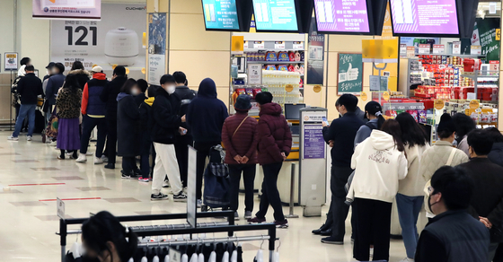 올해 3월 품귀현상을 빚은 포켓몬빵을 사려는 시민들이 서울의 한 마트에 줄을 선 모습. [뉴스1]