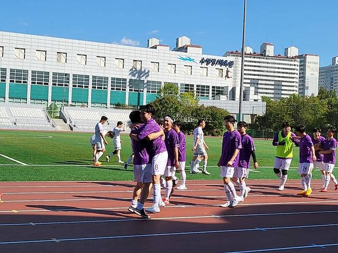 24일 경기 고양시 어울림누리 별무리경기장 등 3개 구장에서 48회 한국기자협회 서울지역 축구대회가 열렸다. 코로나19 팬데믹 이후 3년만에 열린 대회다. 사진은 한겨레신문과 뉴스웨이 선수들이 예선전 경기를 뛰고 있는 모습.