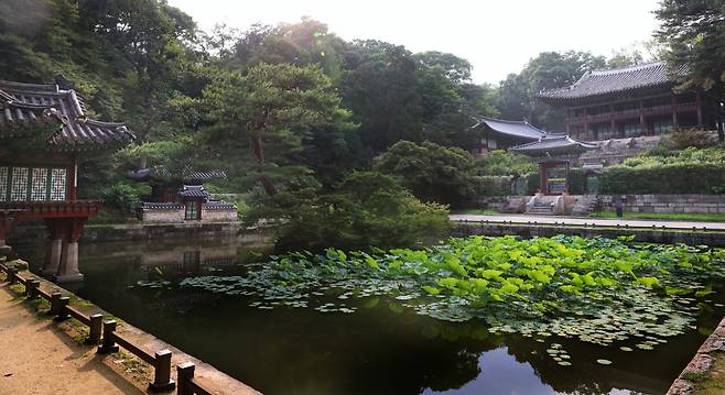 Buyongjeong (left) and Juhapru (right) surround the Buyongji pond at Changdeok Palace.Photo © Hyungwon Kang