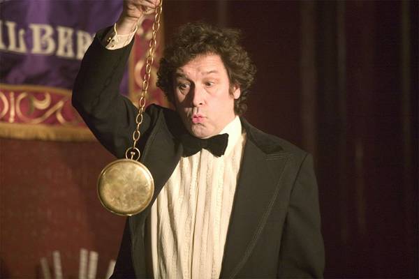 마술사 애인은 패트릭을 꽤나 좋아했던 것처럼 보인다. 그러나 패트릭의 상처를 마술쇼에 활용한 그가 '진정한 사랑'을 했다고 보기엔 애매한 구석이 있다. [사진 제공 = 프리비젼엔터테인먼트]