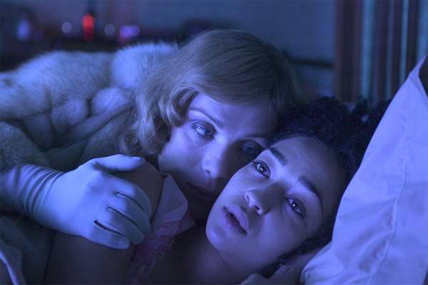 패트릭의 친구 찰리가 미혼모가 된 것은 그의 남자친구가 어느 날 살해당했기 때문이다. 패트릭은 찰리가 용기를 내 아이를 낳을 수 있도록 끝까지 함께한다. [사진 제공 = 프리비젼엔터테인먼트]