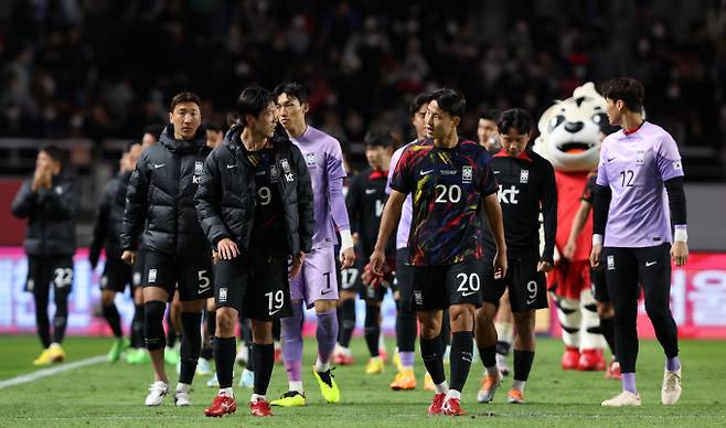 한국 축구대표팀 선수단 지난 23일 저녁 코스타리카와의 평가전에서 2-2 무승부를 거둔 후 아쉬워하고 있다. /사진=뉴스1