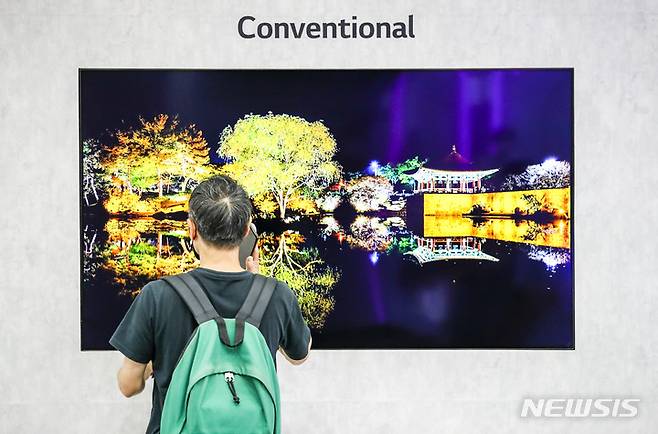 [서울=뉴시스] 정병혁 기자 = 10일 오후 서울 강남구 코엑스에서 열린 K-디스플레이 2022 한국디스플레이산업전시회를 찾은 참관객들이 LG디스플레이 부스를 둘러보고 있다. 2022.08.10. jhope@newsis.com