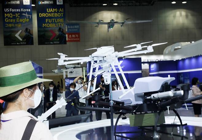 지난 21일 경기 고양시 킨텍스에서 개막한 대한민국 방위산업전시회(DX KOREA 2022)에서 LIG넥스원이 제안하는 드론탑재 공대지미사일 모형이&nbsp;전시되어 있다. 고양=연합뉴스