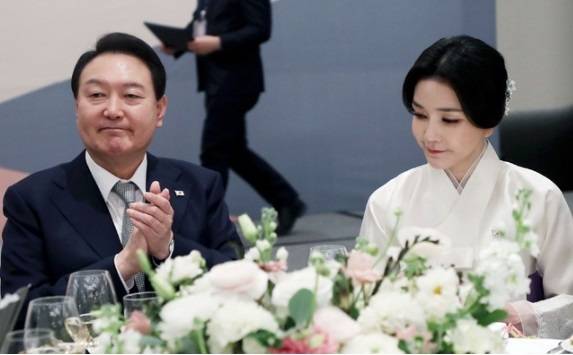 윤석열 대통령(왼쪽)과 부인 김건희 여사가 22일(현지시간) 캐나다 토론토의 한 호텔에서 열린 동포 초청 간담회에 참석해 김정희 토론토 한인회장의 환영사를 경청한 뒤 박수치고 있다. 토론토=뉴시스