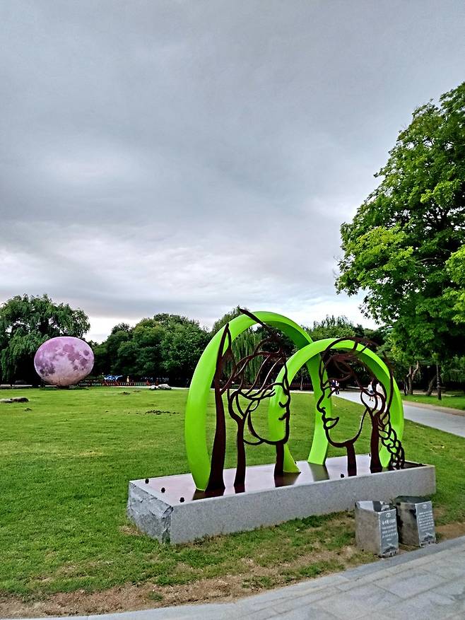 광한루원 옥지환 조형물.