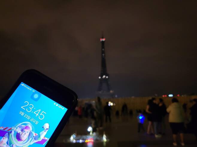 평소보다 빠른 오후 11시 45분에 조명이 꺼진 에펠탑 (파리=연합뉴스) 현혜란 특파원 = 23일(현지시간) 오후 11시 45분 프랑스 파리 트로카데로 광장에서 보이는 에펠탑 조명이 꺼져 있다. 2022.9.24 runran@yna.co.kr