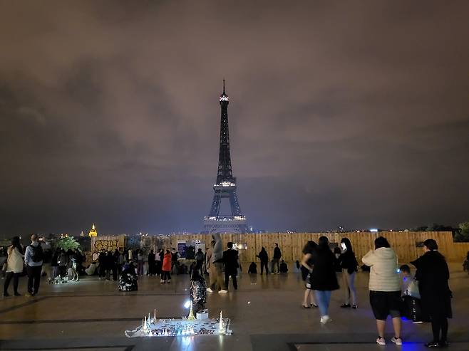 조명이 꺼진 프랑스 파리 에펠탑 (파리=연합뉴스) 현혜란 특파원 = 프랑스 파리를 상징하는 에펠탑 조명이 23일(현지시간) 오후 11시 45분이 지나자 꺼졌다. 2022.9.24 runran@yna.co.kr
