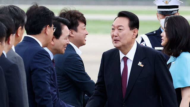 윤석열 대통령이 스페인 마드리드에서 열린 북대서양조약기구(NATO·나토) 정상회의 3박5일 간 일정을 마친 지난 7월 1일 경기 성남 서울공항을 통해 귀국한 뒤 이준석 국민의힘 대표 등과 인사하고 있다 (사진=연합뉴스)